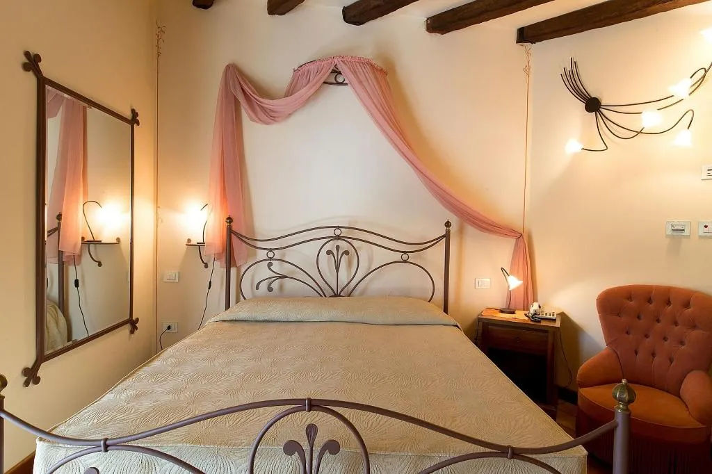 Room, Serenella, Milan