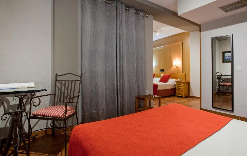 QUADRUPLE WITH VIEWS Room, Hotel Real de Toledo, Madrid