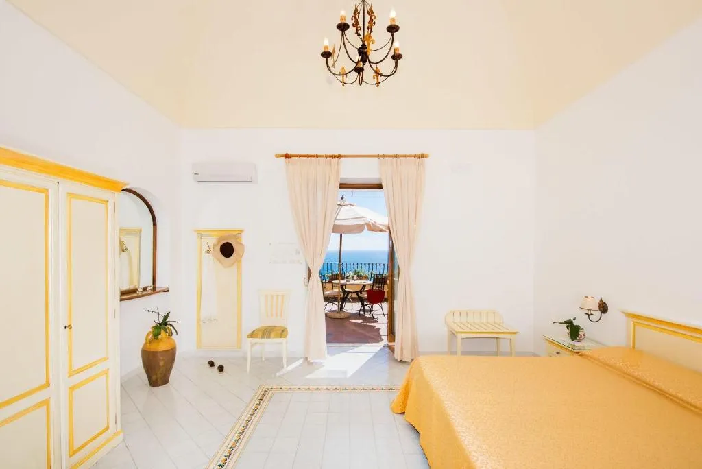 Room, California, Naples