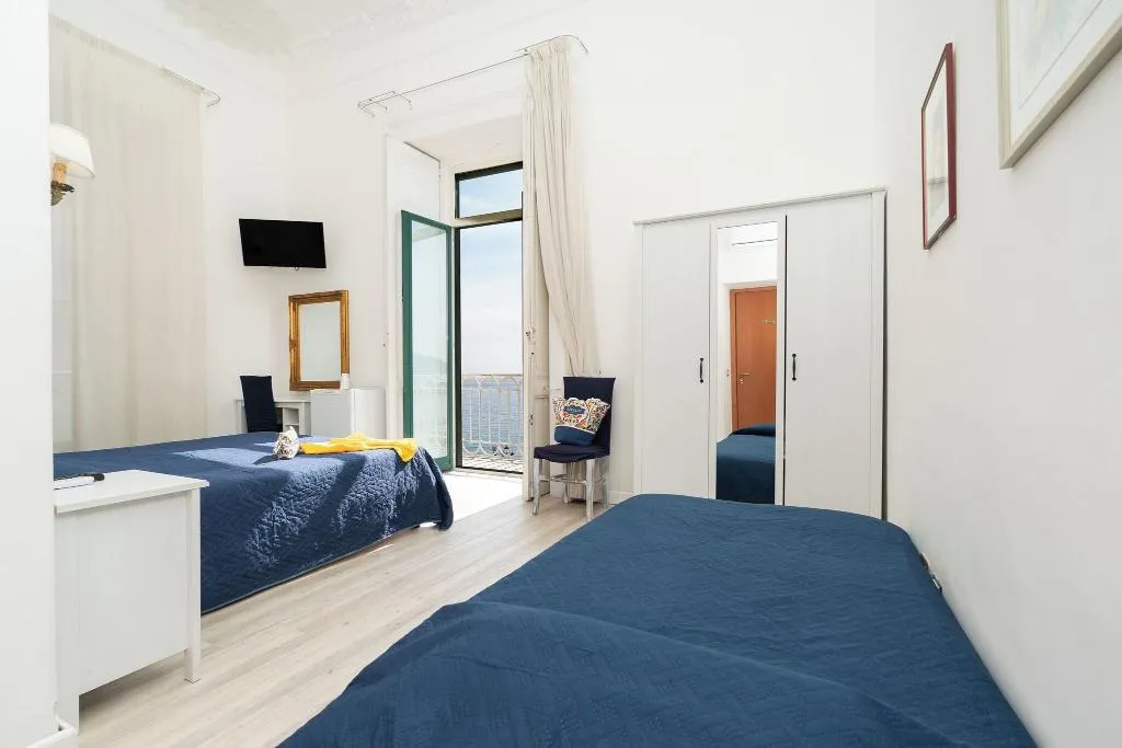 TRIPLE TWO BEDS Room, Fontana, Naples