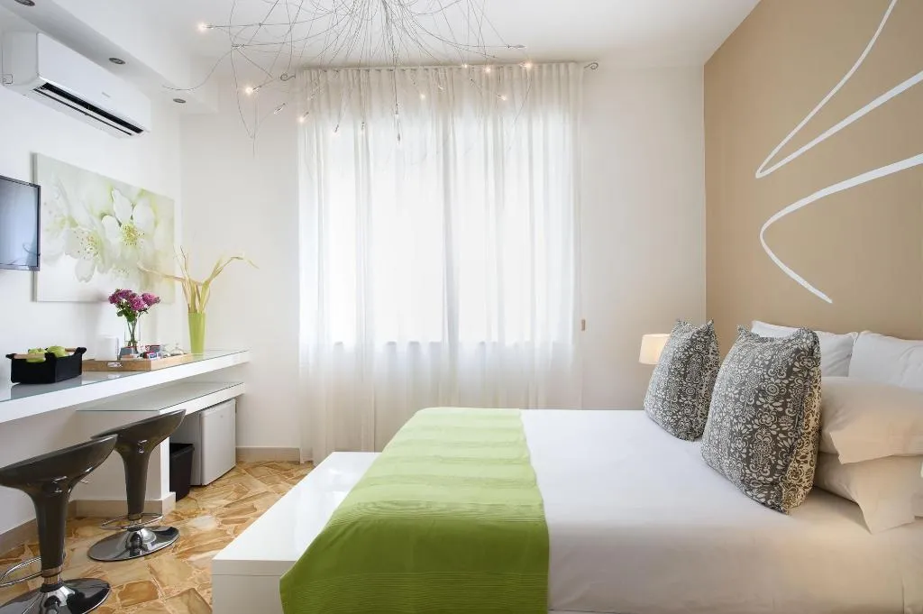 Room, La Maison Des Tout Le Monde, Naples