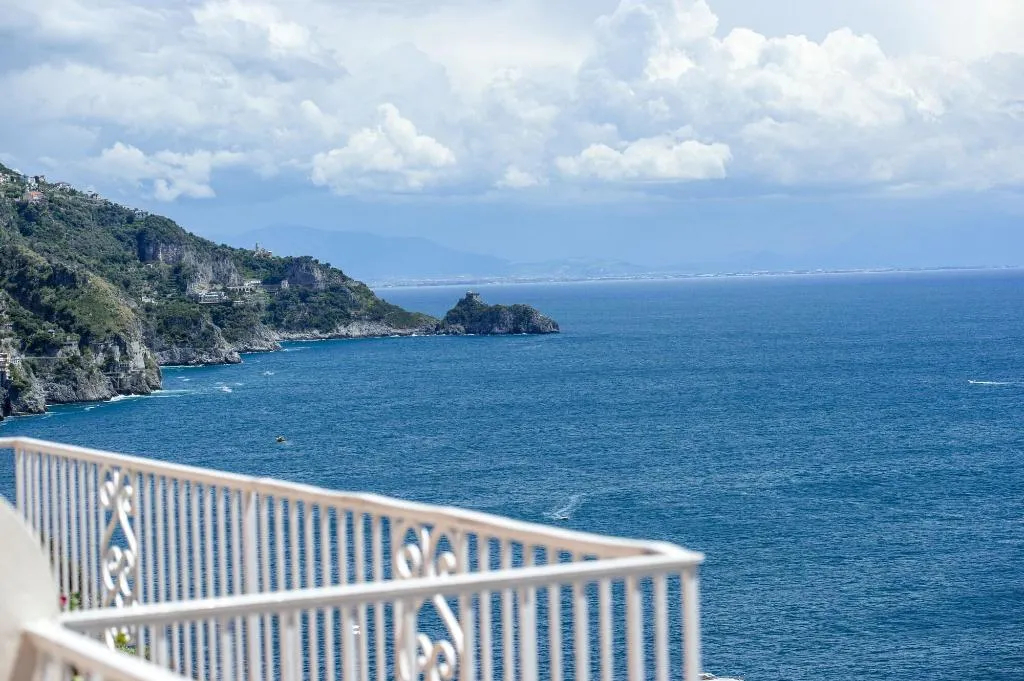 Room, Open Gate, Naples