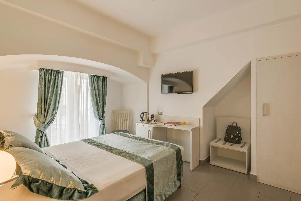 DOUBLE ECONOMY Room, Trevi Palace Hotel, Rome