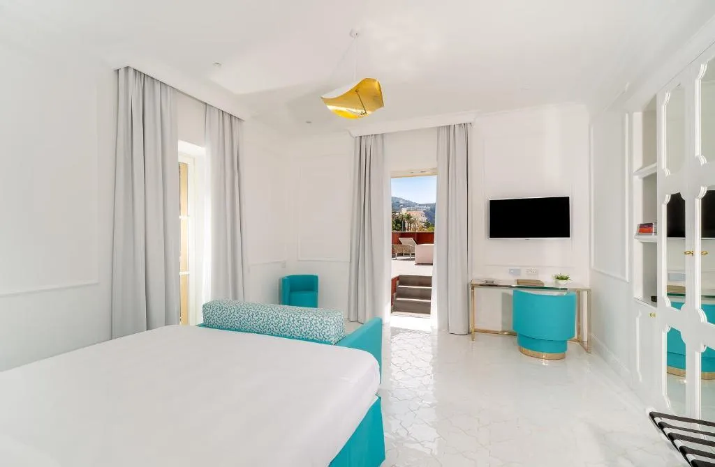 Room, Lorelei Londres, Naples