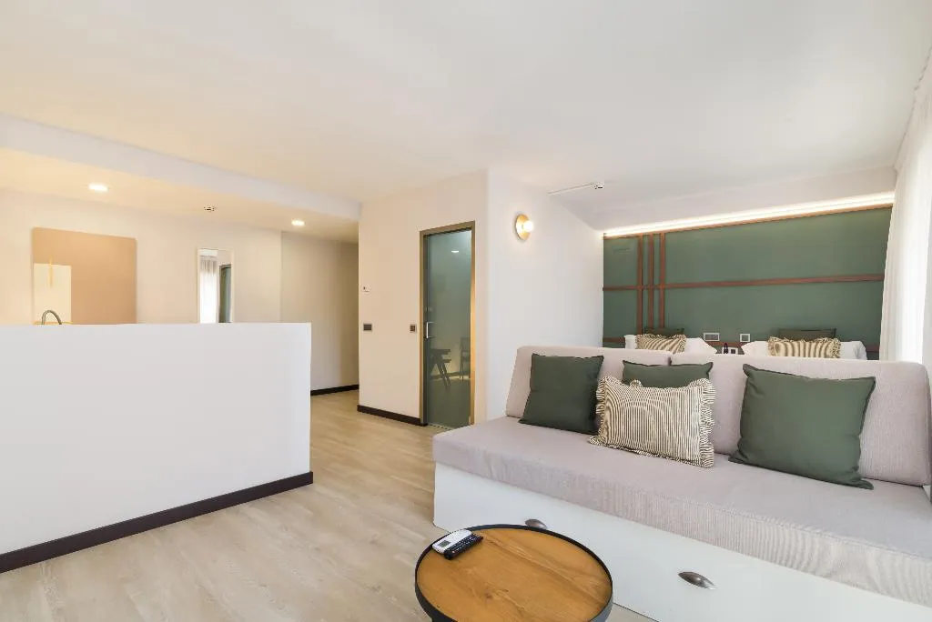 JUNIOR SUITE CAPACITY 4 Room, Roisa Hostal Boutique, Madrid