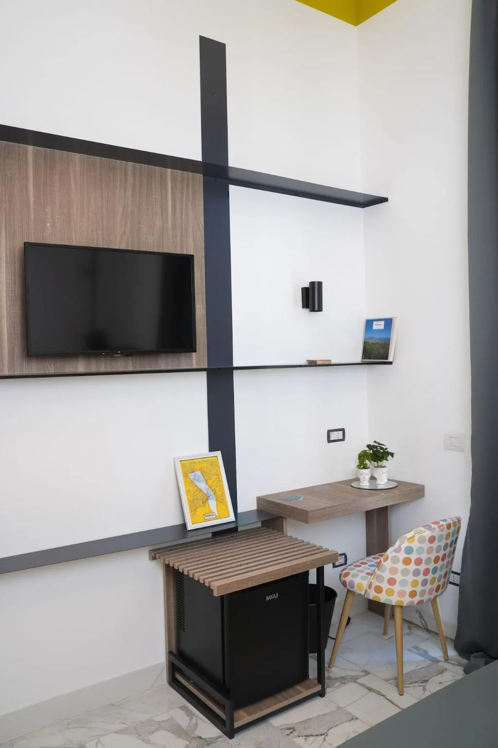 Room, Rettifilo 311, Naples