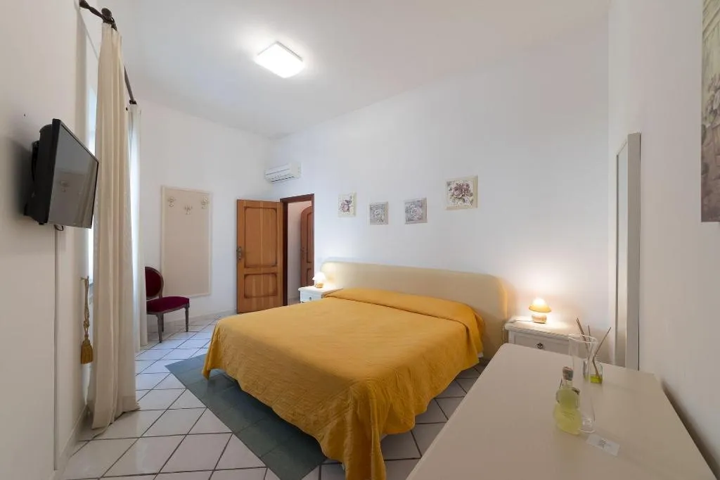 Room, Mimì B&B, Naples
