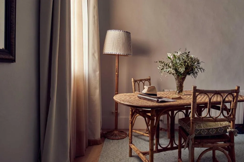 Room, Cristine Bedfor, Menorca