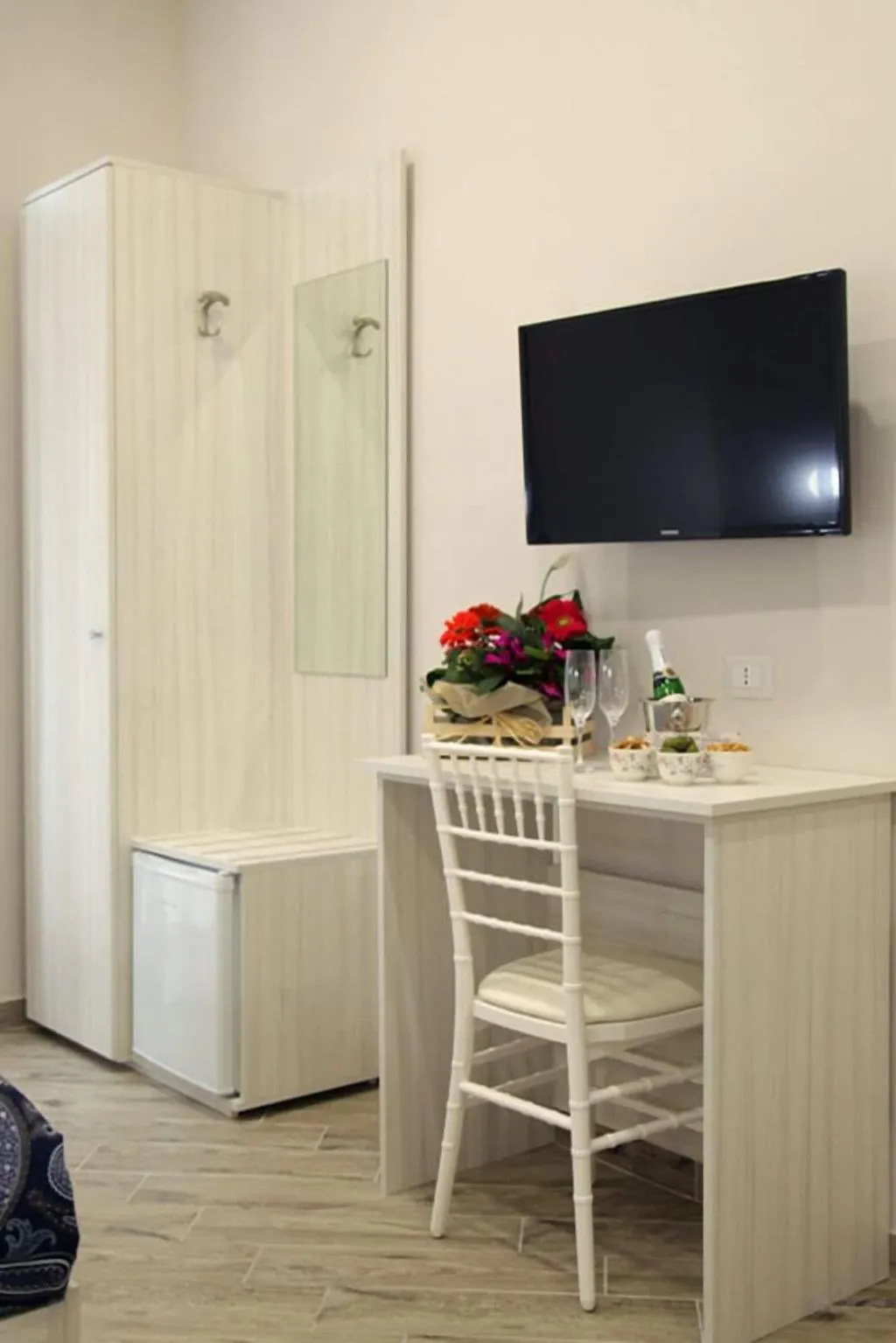 Room, B B Alla Ferrovia, Naples