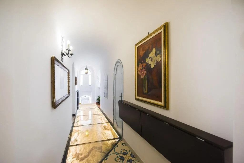 Lobby, Dimora del Podestà, Naples
