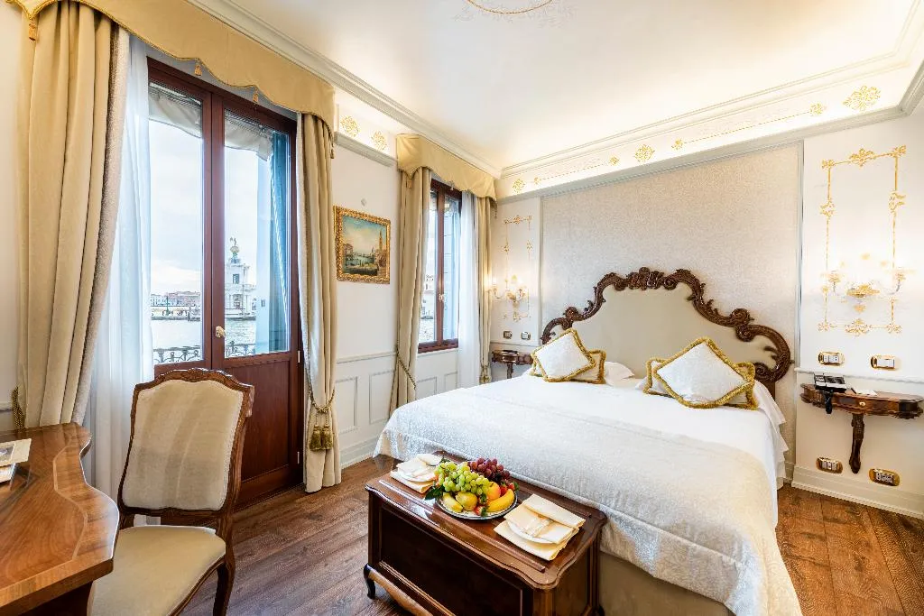 SUITE CANAL VIEW Room, Monaco and Grand Canal, Venice