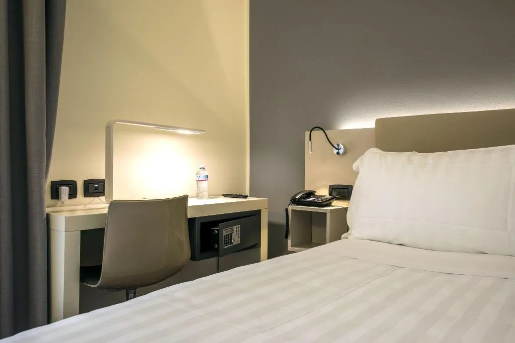 SINGLE STANDARD Room, 43 Station Hotel, Milan