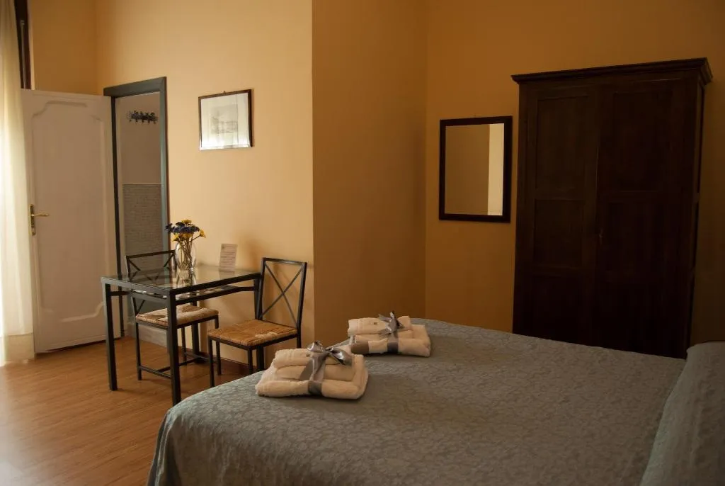 Room, Monteoliveto Bed And Breakfast, Naples