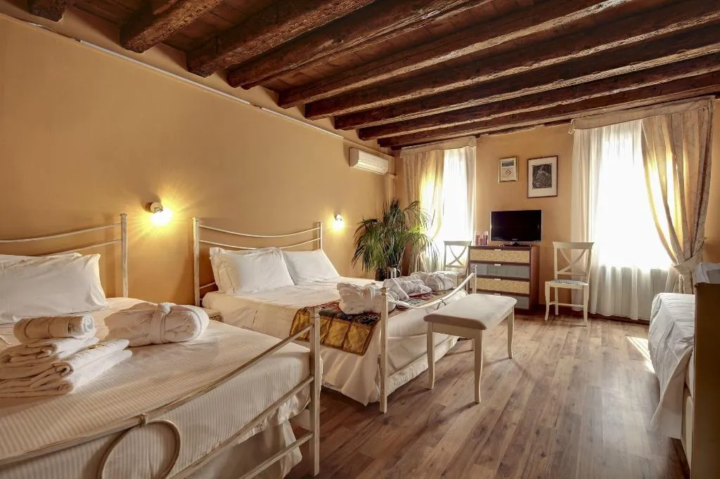 Room, Ca' Riza, Venice