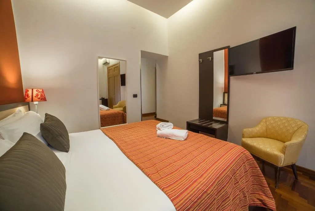 Room, Bed & Breakfast Chiaia 32, Naples