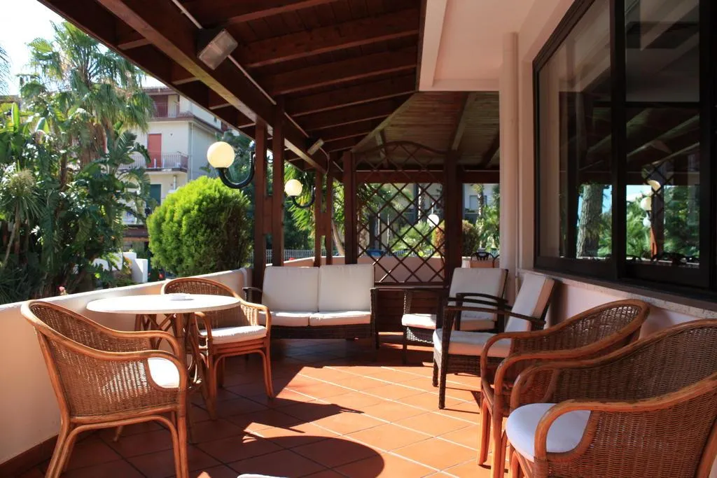 Terrace, Pace, Naples
