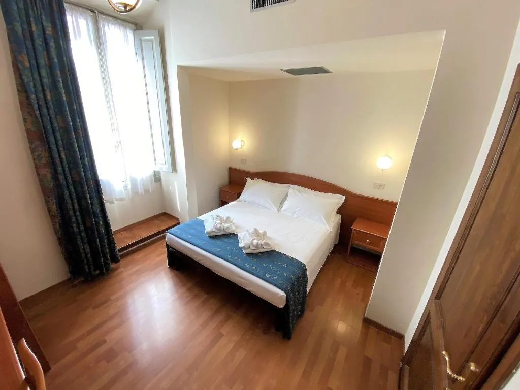 Room, Soggiorno Madrid, Florence