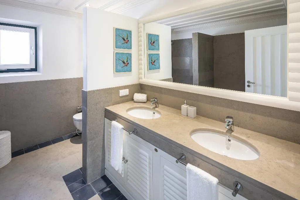 VILLA THREE BEDROOMS Room, Shantivillas, Algarve