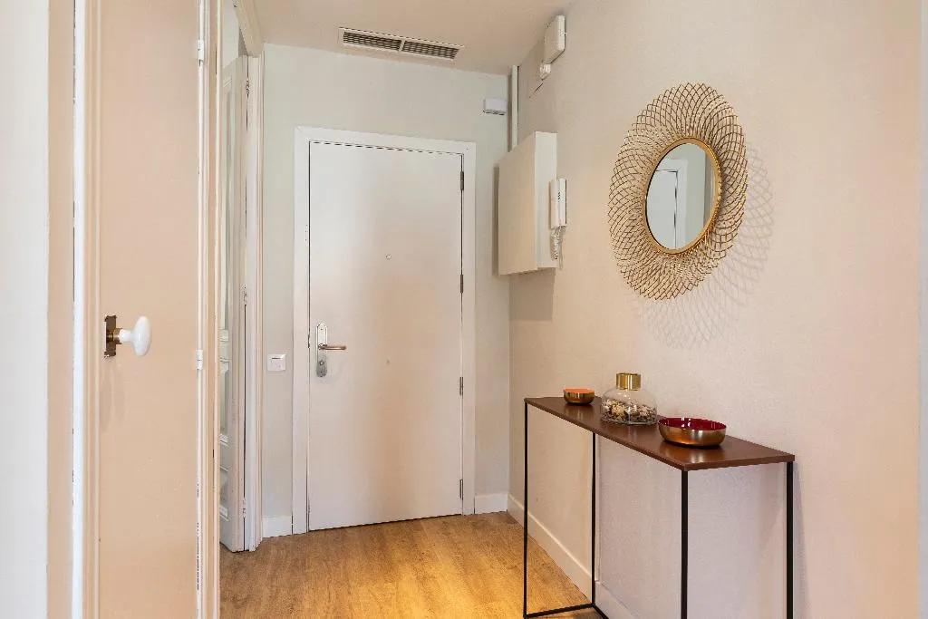 APARTMENT TWO BEDROOMS TWO BATHROOMS Room, Aspasios Urquinaona Design, Barcelona