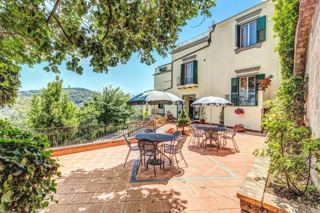 Terrace, Grand Hotel Hermitage & Villa Romita, Naples
