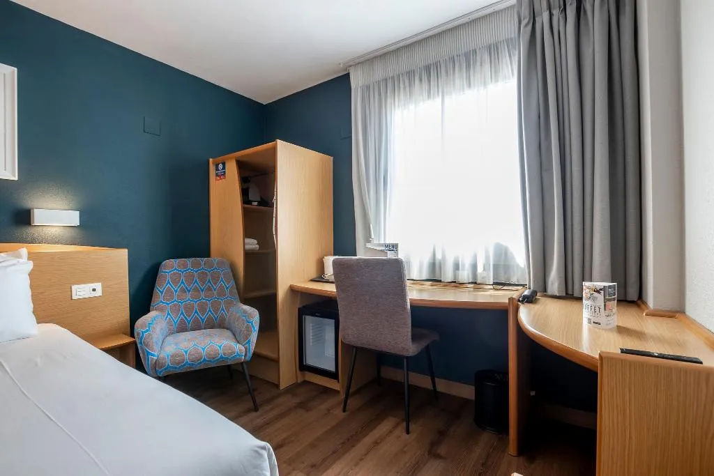Double or Twin CAPACITY 3 Room, Travelodge Alicante Puerto, Costa Blanca