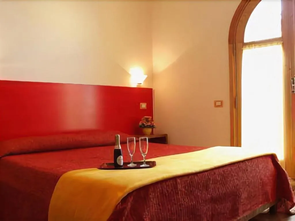 Room, Le Due Sirene, Naples