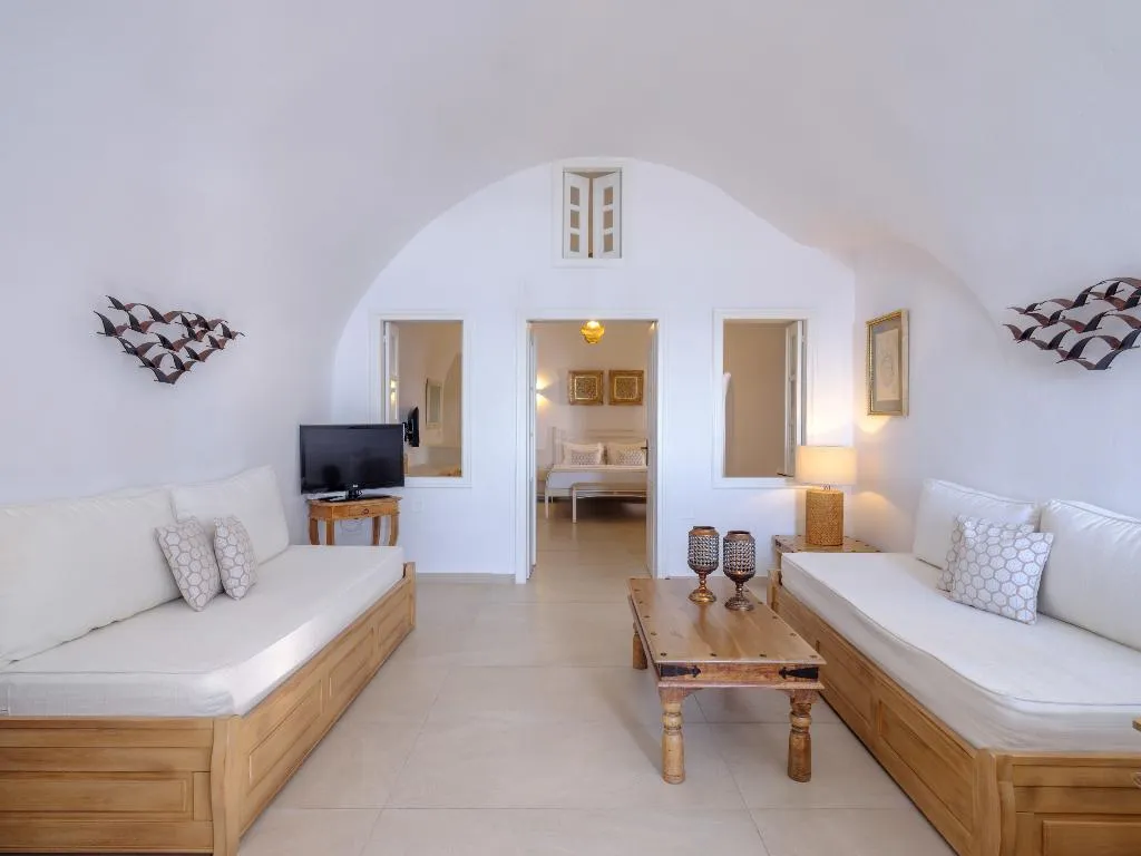 APARTMENT DELUXE WITH JACUZZI Room, Kamares Apartments, Santorini