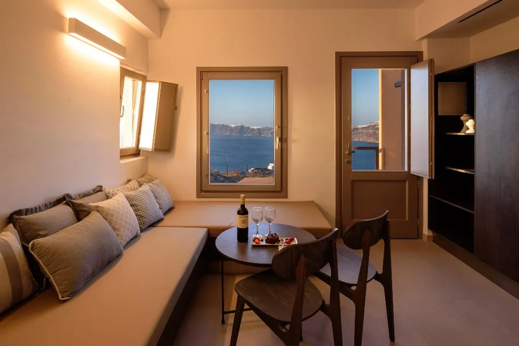 JUNIOR SUITE WITH JACUZZI Room, Kalestesia Suites, Santorini