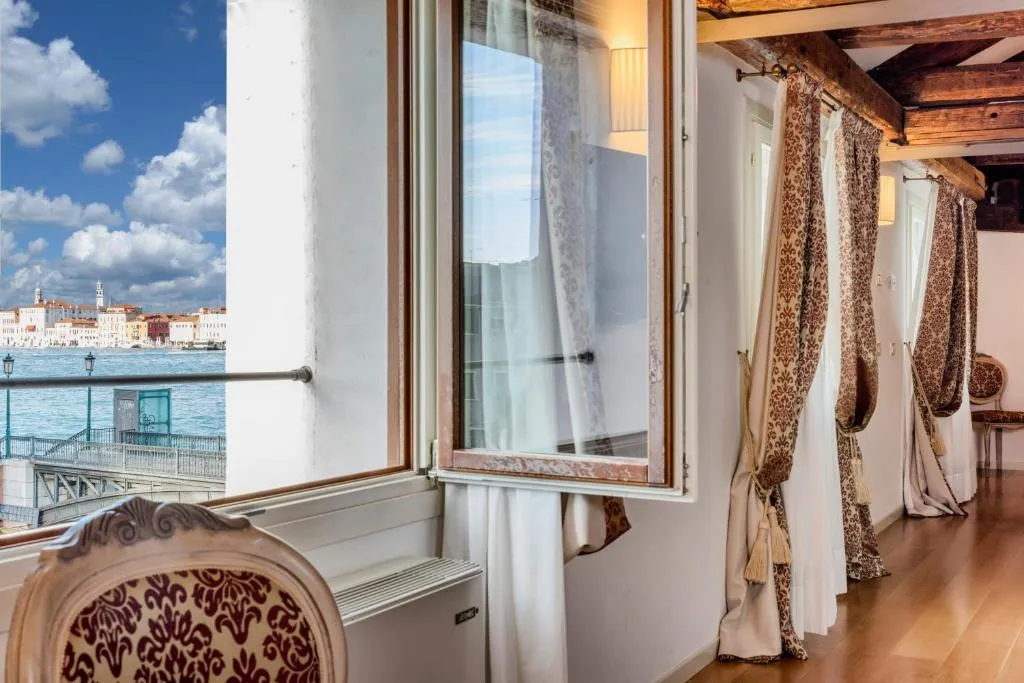 APARTMENT DELUXE CANAL VIEW Room, Al Redentore di Venezia, Venice