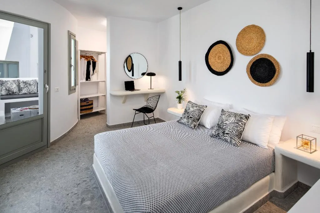 SUITE DELUXE SEA VIEW WITH BALCONY Room, Seven Suites, Santorini