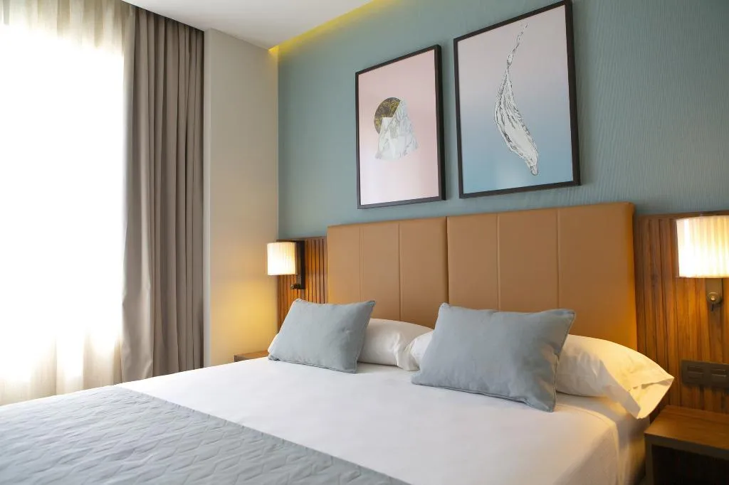 FAMILY ROOM DELUXE KING BED Room, Hotel Riu Plaza España, Madrid
