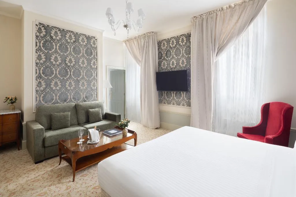 FAMILY ROOM CAPACITY 7 Room, El Palace, Barcelona