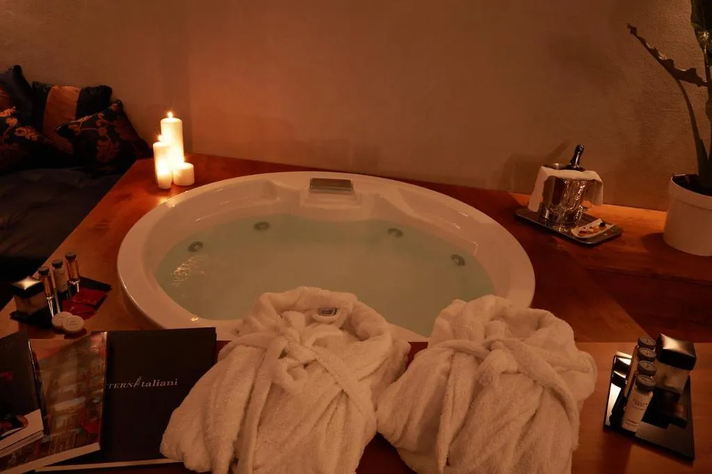JUNIOR SUITE WITH JACUZZI Room, The Code Hotel, Rome