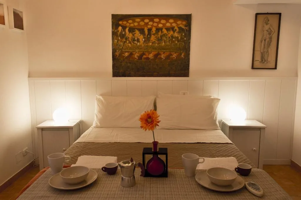 Room, Sui Tetti Di Napoli, Naples