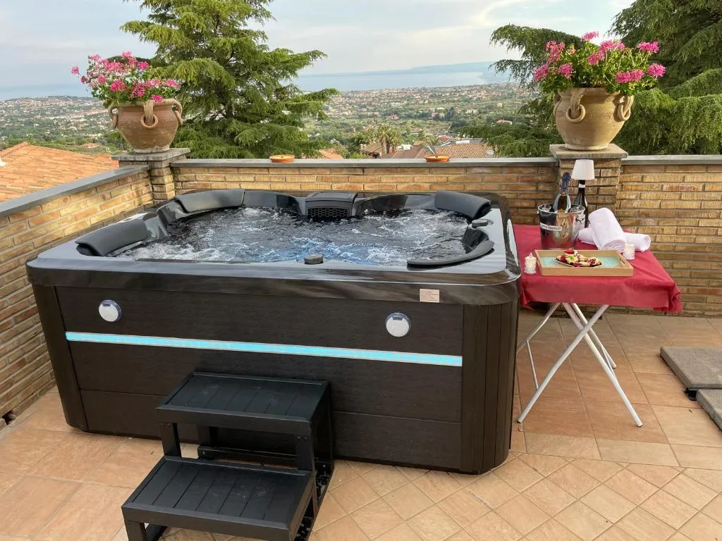 APARTMENT WITH JACUZZI WITH VIEWS Room, Etna Royal View, Catania