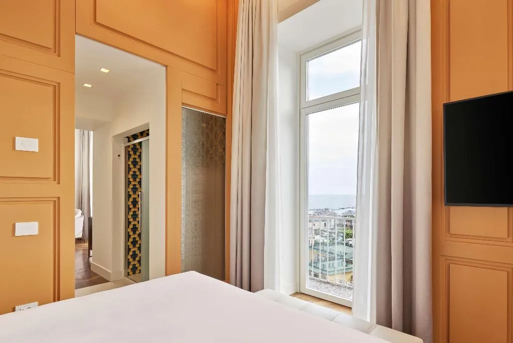 DOUBLE SUPERIOR KING BED Room, de Bonart Naples-Curio Collection by Hilton, Naples