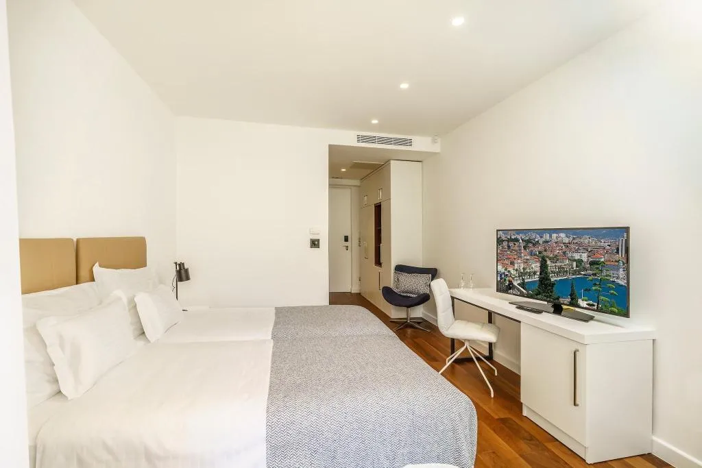 Room, Oasis Life, Split