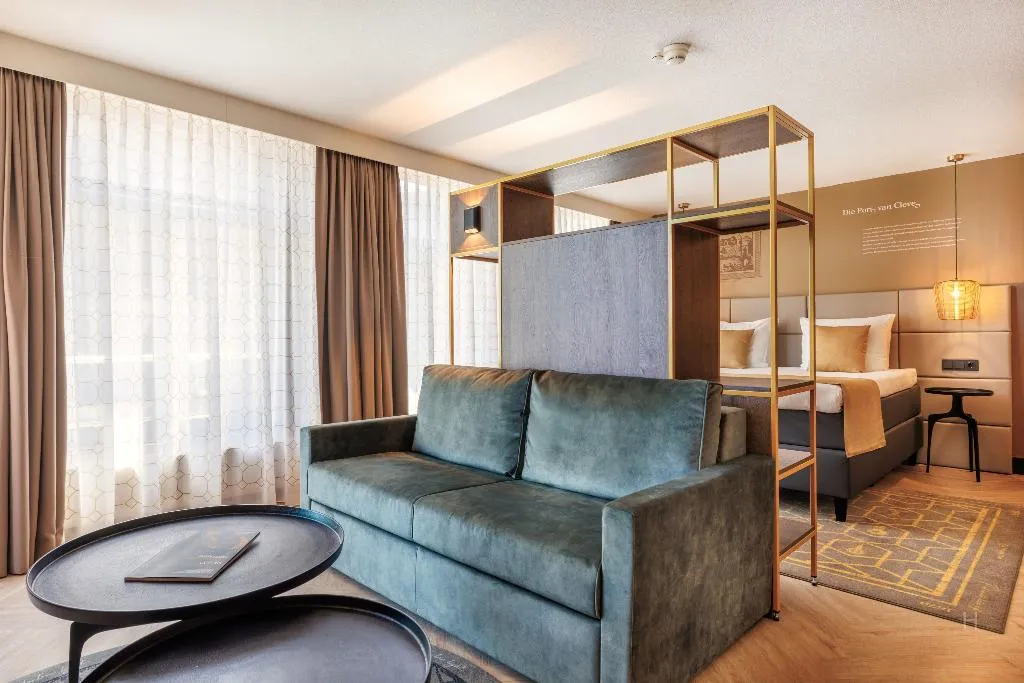 JUNIOR SUITE QUEEN SIZE BED Room, Die Port Van Cleve, Amsterdam