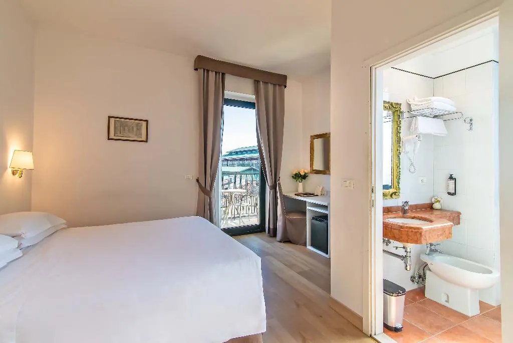 DOUBLE WITH VIEWS Room, Machiavelli Palace, Florence