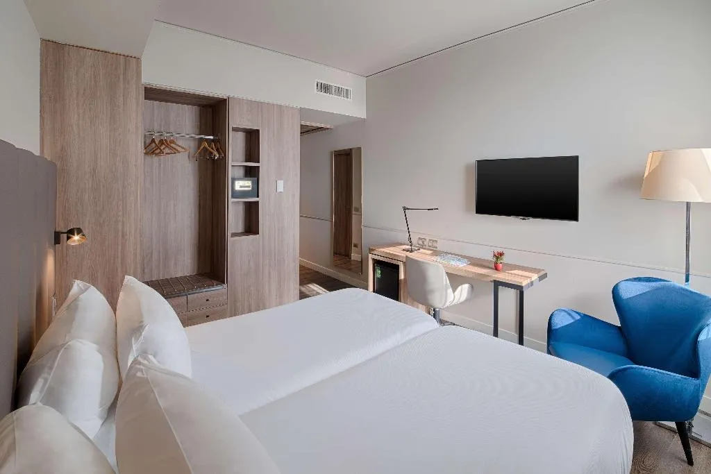 Room, NH Napoli Panorama, Naples
