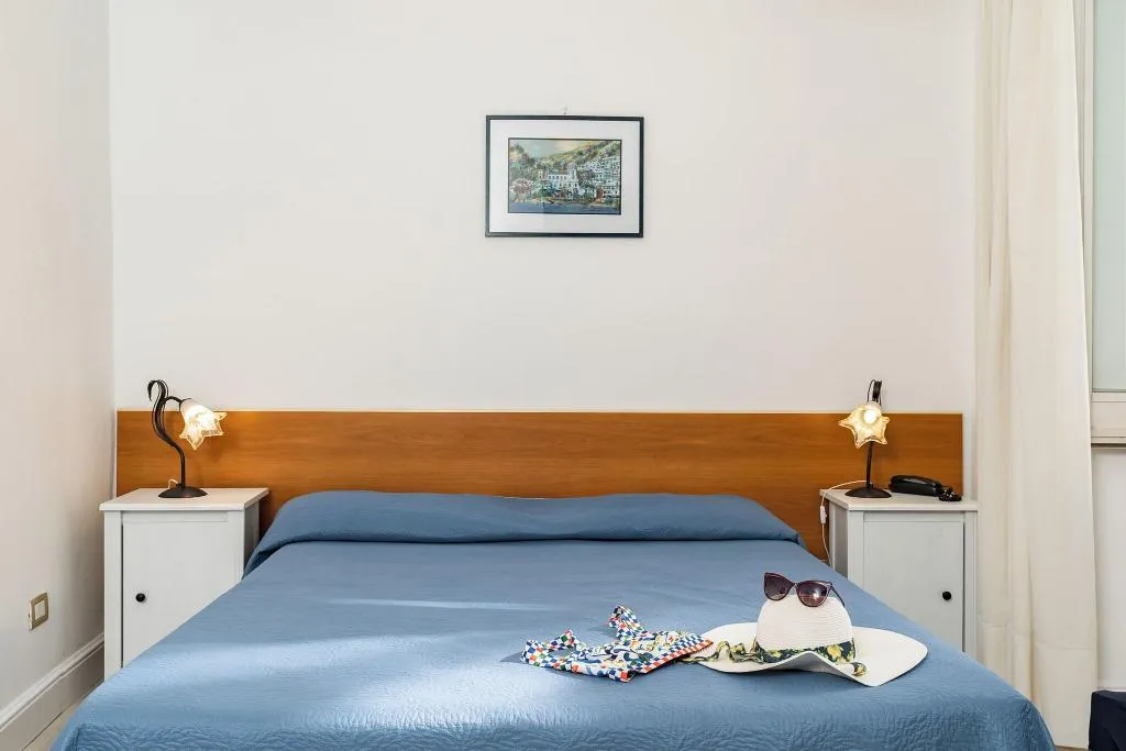 DOUBLE BASIC Room, Fontana, Naples