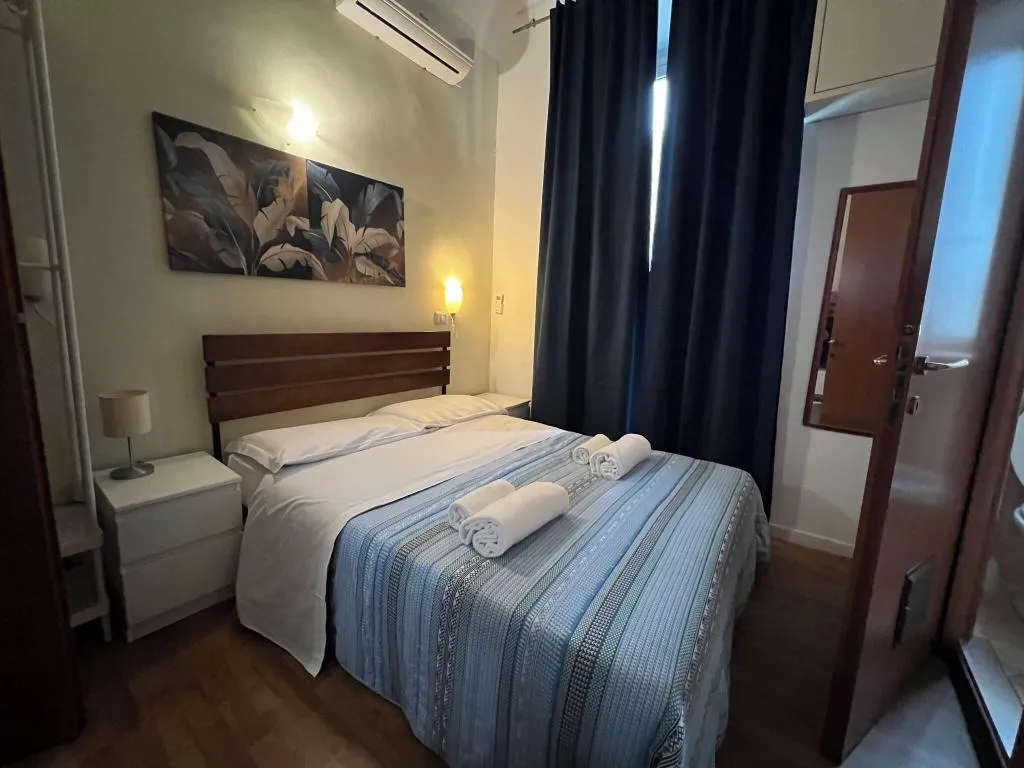 Room, Freedom Traveller, Naples