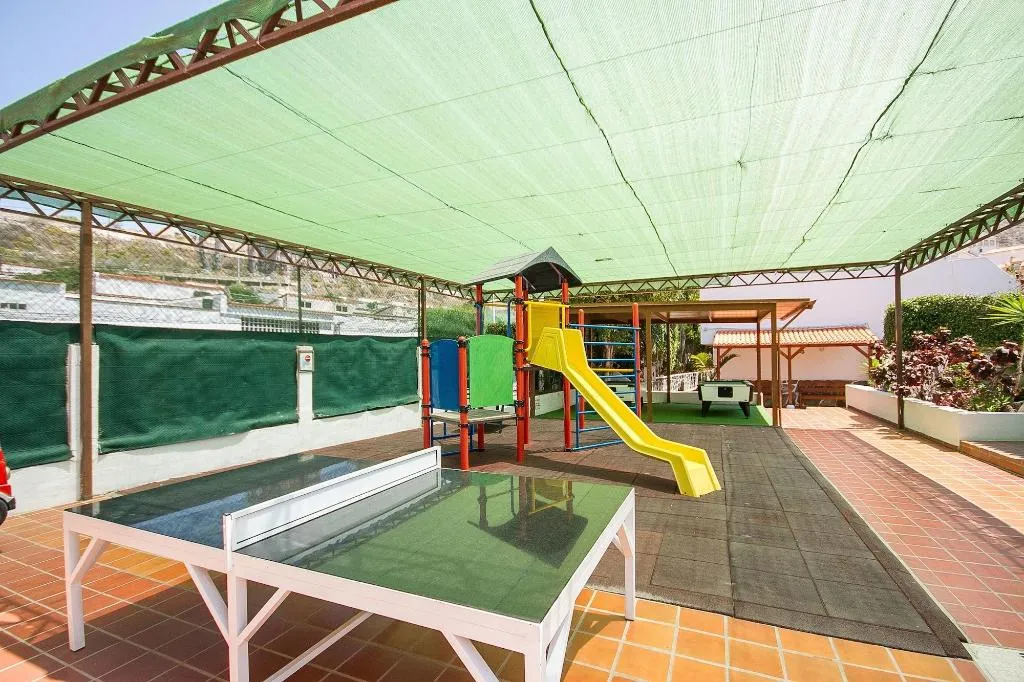 Sports and Entertainment, Los Claveles, Tenerife