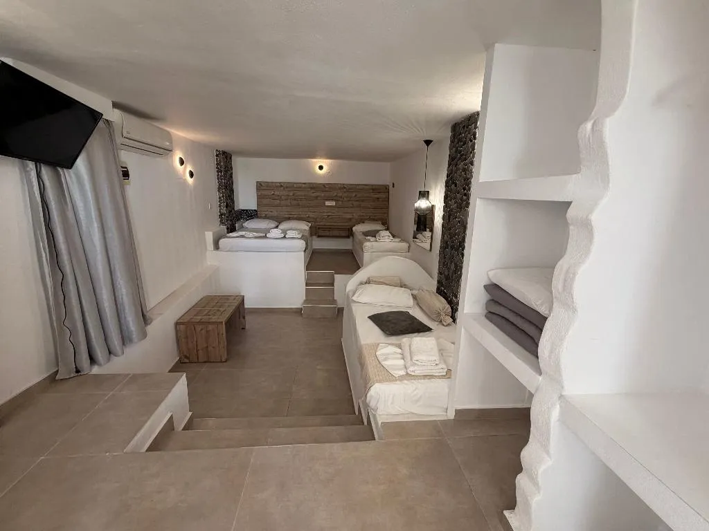 QUADRUPLE STANDARD Room, Villa Livadaros, Santorini