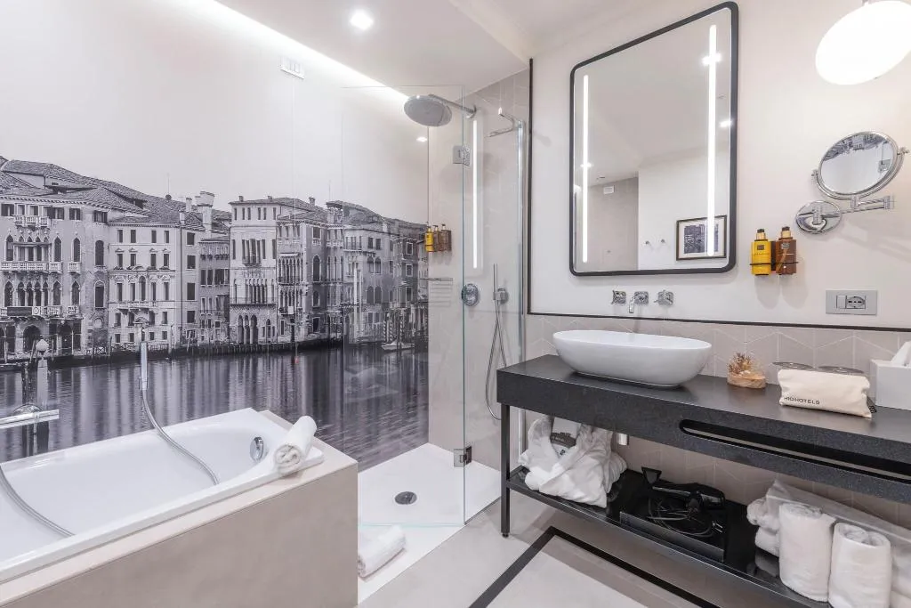 SUITE KING SIZE BED Room, H10 Palazzo Canova, Venice