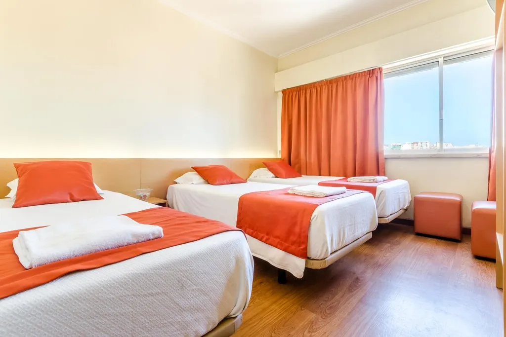 TRIPLE WITH SHARED BATHROOM Room, Jardim da Amadora, Lisbon