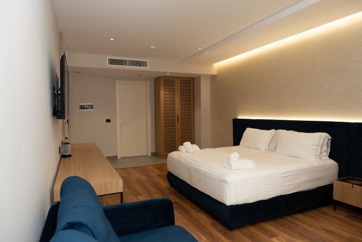 Bounty Hotel, Kavaje