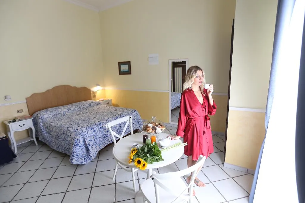 APARTMENT TWO BEDS Room, Santa Lucia 50, Naples