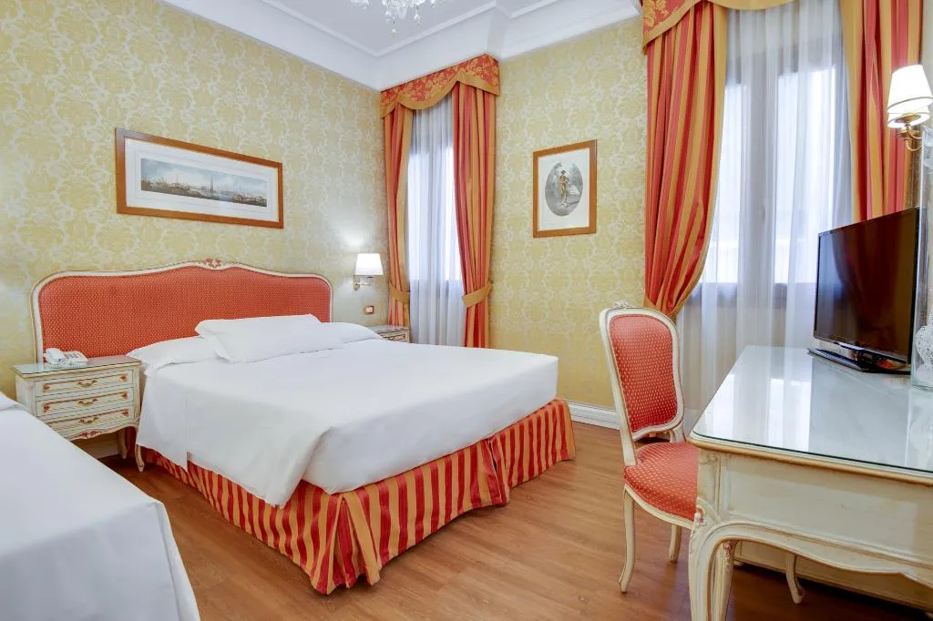 Double or Twin SUPERIOR Room, Antiche Figure, Venice
