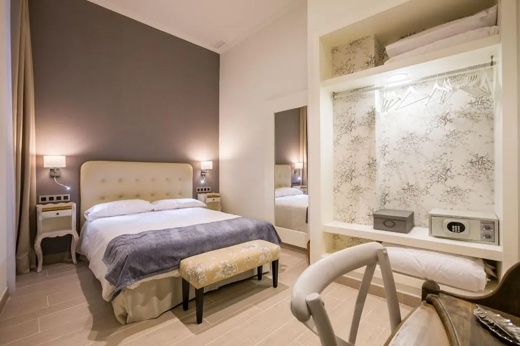 Room, Puerta Catedral Vinuesa15, Seville